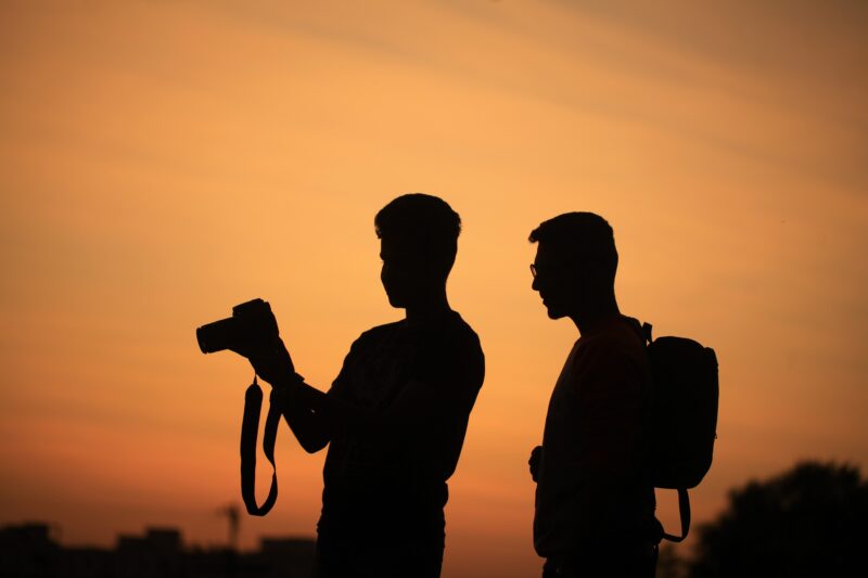 Fotograf und Model betrachten Fotos